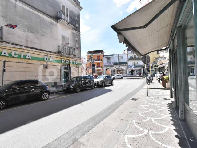 Locale Commerciale in affitto a Brusciano, Campania