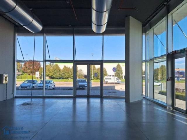 Locale Commerciale in affitto a Busnago, Lombardia