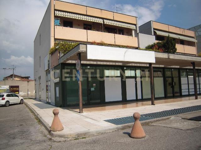 Locale Commerciale in affitto a Bussolengo, Veneto