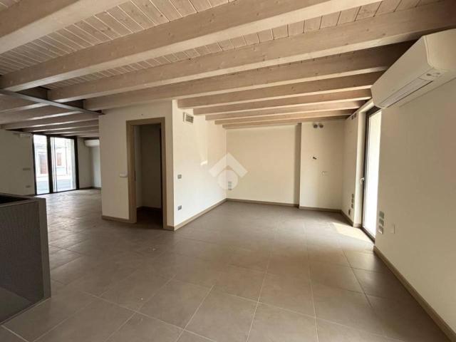 Locale Commerciale in affitto a Bussolengo, Veneto