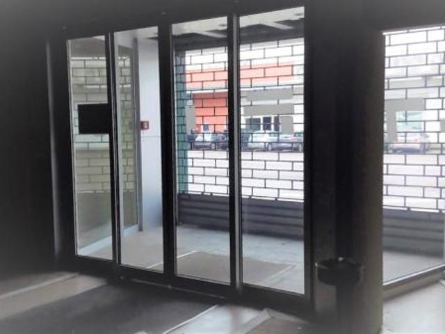 Locale Commerciale in affitto a Gallarate, Lombardia