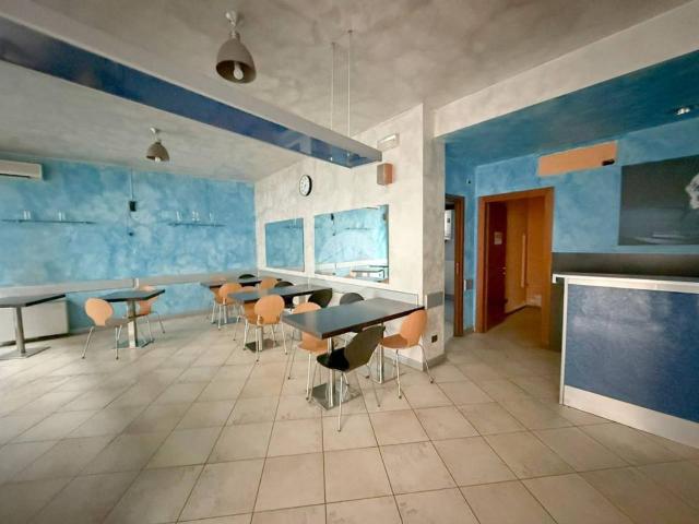 Locale Commerciale in affitto a Calcinate, Lombardia