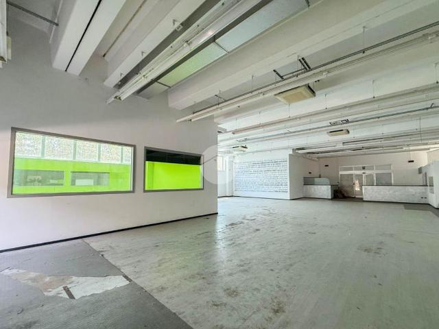 Locale Commerciale in affitto a Calcinate, Lombardia