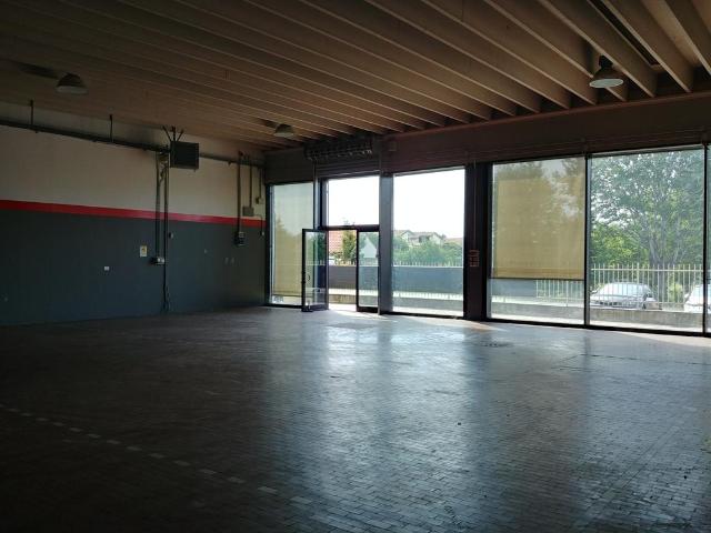 Locale Commerciale in affitto a Cambiago, Lombardia