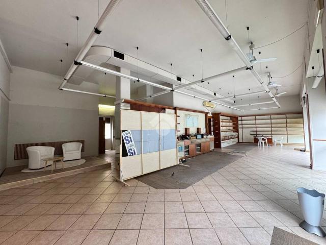 Locale Commerciale in affitto a Piemonte, Novara