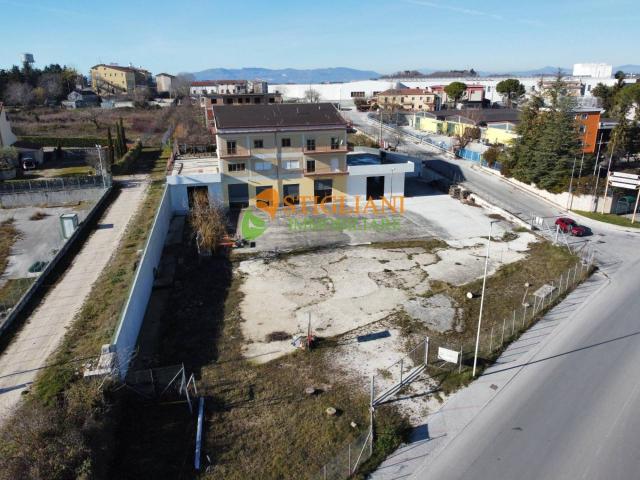 Locale Commerciale in affitto a Colle delle Api, Campobasso