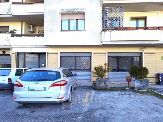 Locale Commerciale in affitto a Campobasso, Molise