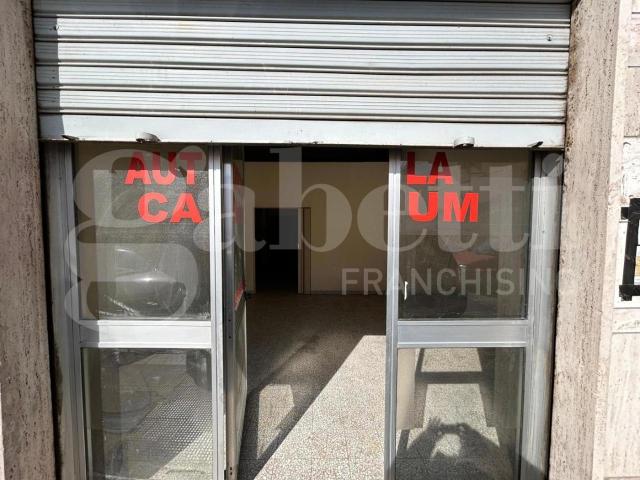 Locale Commerciale in affitto a Puglia, Barletta-andria-trani