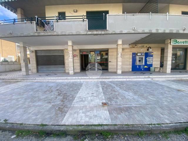 Locale Commerciale in affitto a Capaccio, Campania