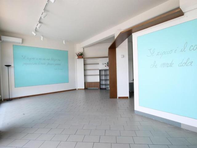 Locale Commerciale in affitto a Capannori, Lucca