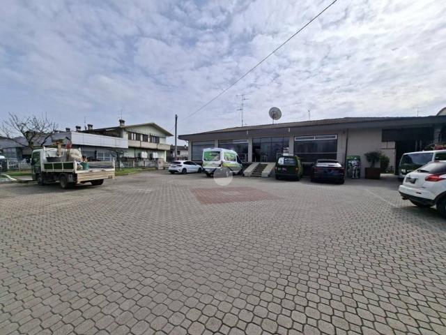 Locale Commerciale in affitto a Capriano Del Colle, Lombardia