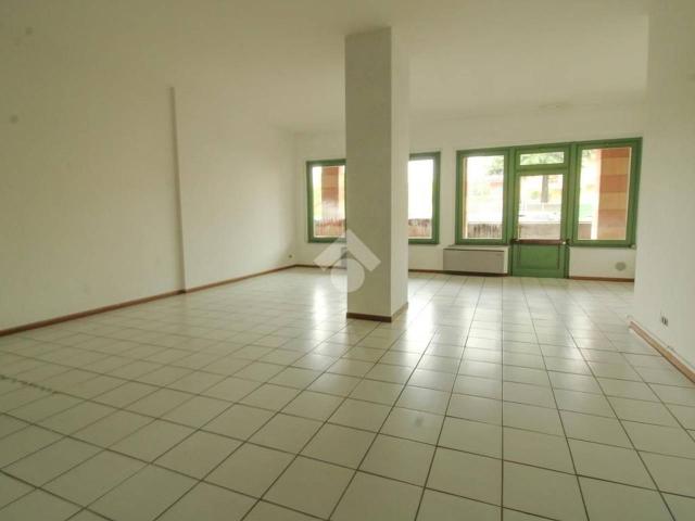 Locale Commerciale in affitto a Capriate, Capriate San Gervasio