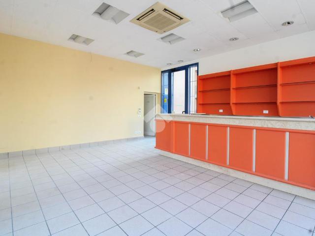 Locale Commerciale in affitto a Pirlotti, Capriolo
