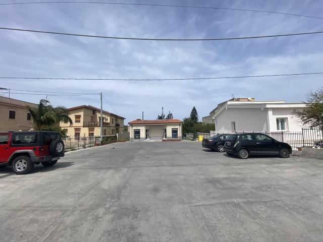 Locale Commerciale in affitto a Carini, Sicilia