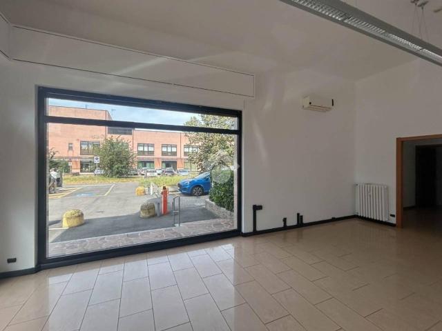 Locale Commerciale in affitto a Carnate, Lombardia