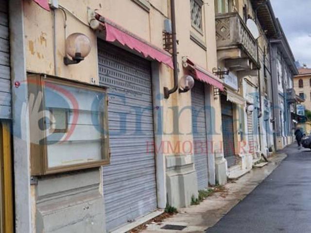 Locale Commerciale in affitto a Sant'Antonio, Carrara