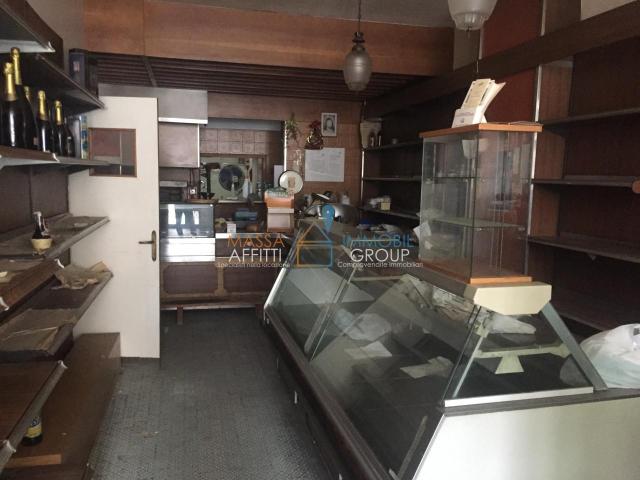 Locale Commerciale in affitto a Pontecimato, Carrara