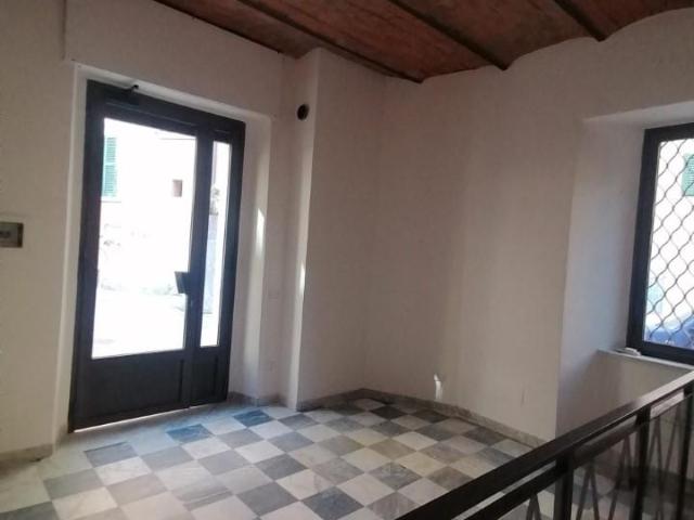 Locale Commerciale in affitto a Fabbrica, Carrara