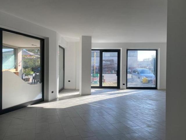 Locale Commerciale in affitto a Carvico, Lombardia