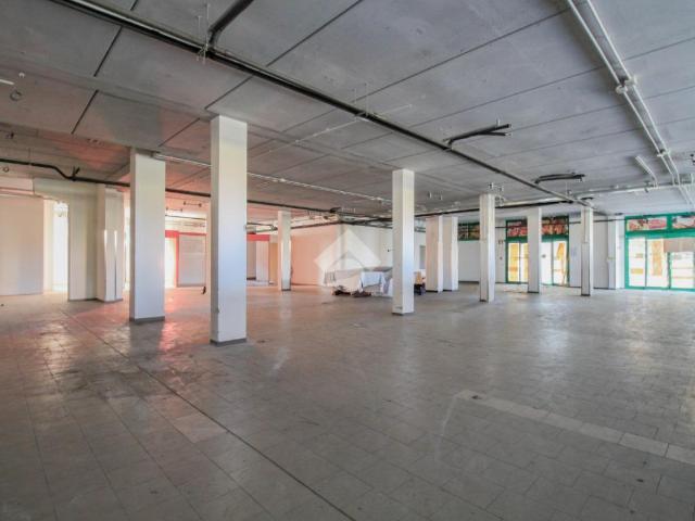 Locale Commerciale in affitto a Tresinaro - Secchia, Re