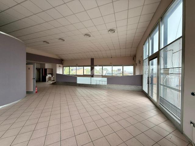 Locale Commerciale in affitto a Casalmaggiore, Lombardia