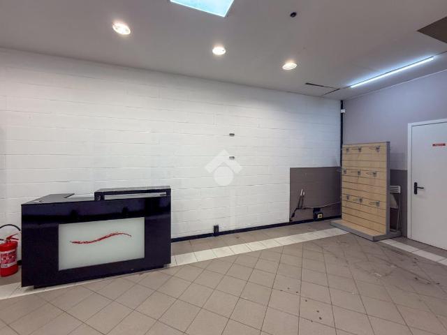 Locale Commerciale in affitto a Casalmaggiore, Lombardia