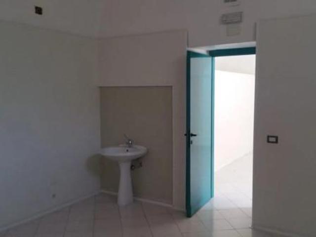 Locale Commerciale in affitto a Casapulla, Campania