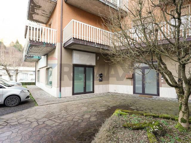 Locale Commerciale in affitto a Colognola, Casazza