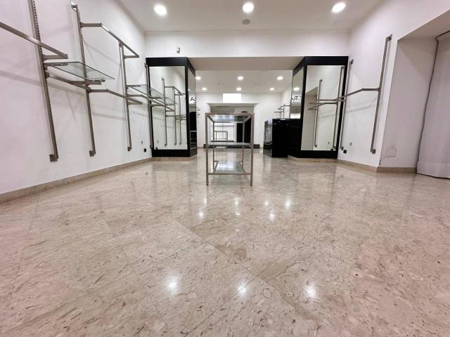 Locale Commerciale in affitto a Centro Storico, Caserta