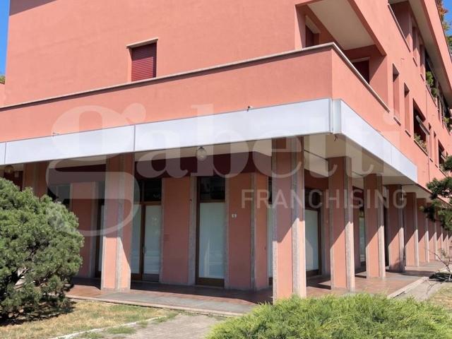 Locale Commerciale in affitto a Cassano D'adda, Lombardia