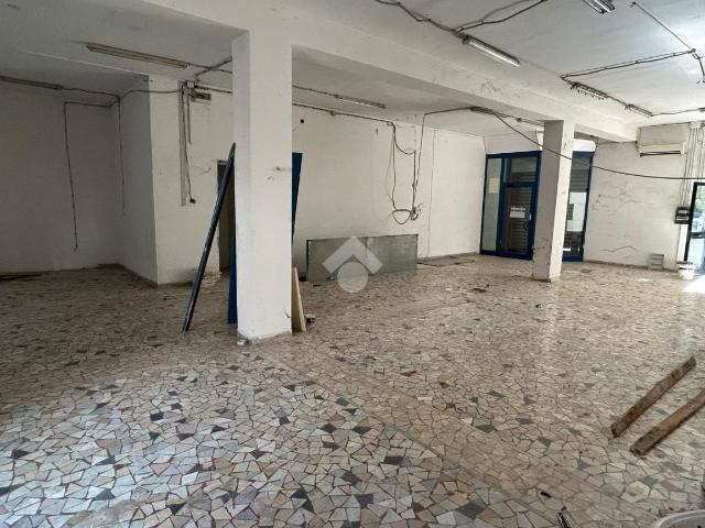 Locale Commerciale in affitto a San Silvestro, Cassino