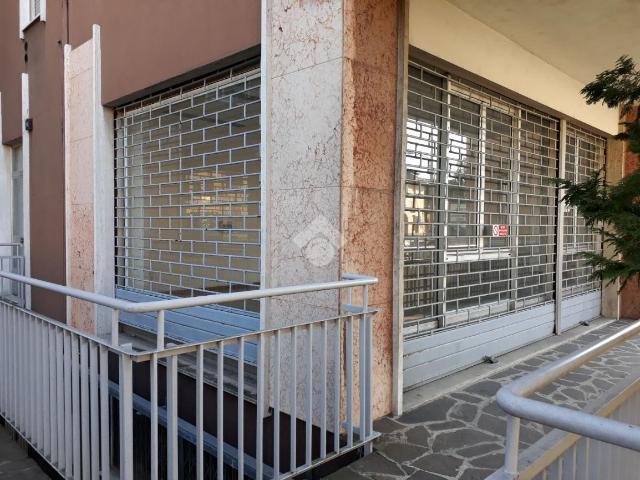Locale Commerciale in affitto a Castano Primo, Lombardia