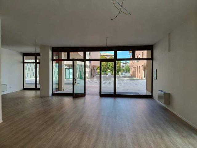 Locale Commerciale in affitto a Marche, Ancona