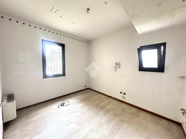 Locale Commerciale in affitto a Treville, Castelfranco Veneto