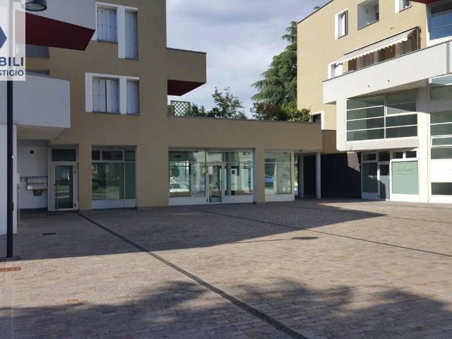 Locale Commerciale in affitto a Castelfranco Veneto, Veneto