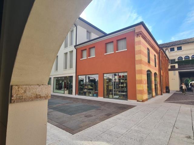 Locale Commerciale in affitto a Castelfranco Veneto, Veneto