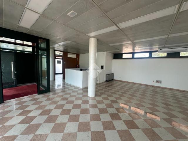 Locale Commerciale in affitto a Castelfranco Veneto, Veneto