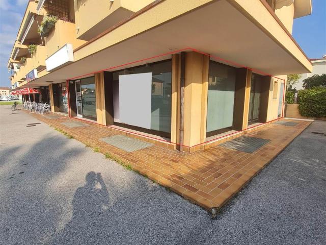 Locale Commerciale in affitto a Castelfranco Veneto, Veneto