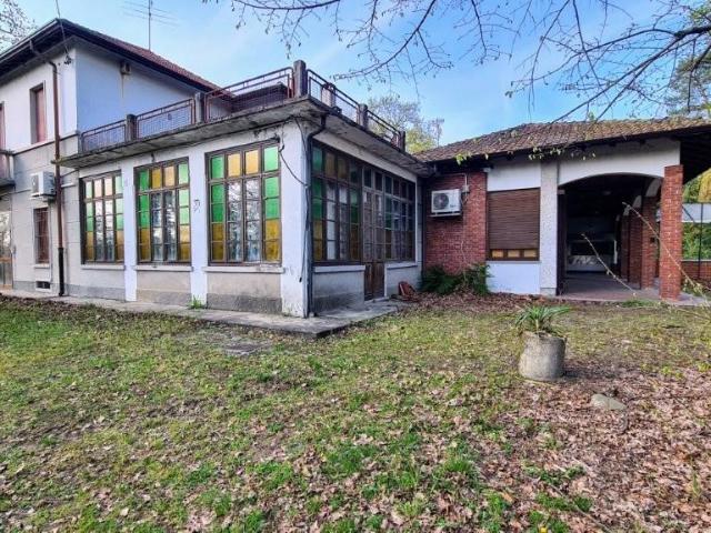 Locale Commerciale in affitto a Castegnate, Castellanza