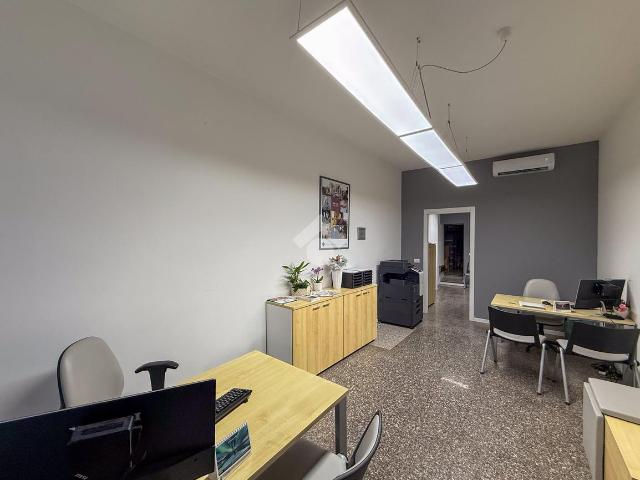 Locale Commerciale in affitto a Castelleone, Lombardia