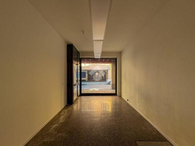Locale Commerciale in affitto a Castelleone, Lombardia