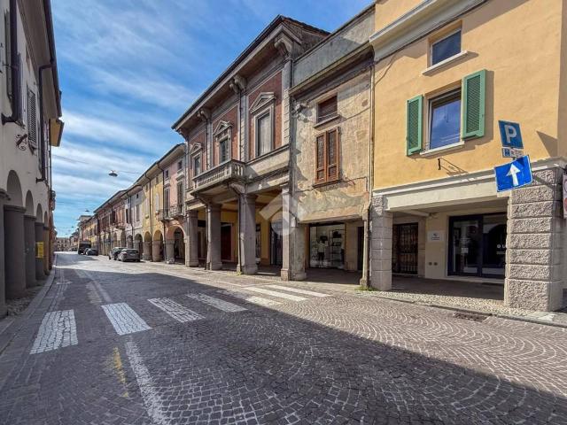 Locale Commerciale in affitto a Castelleone, Lombardia