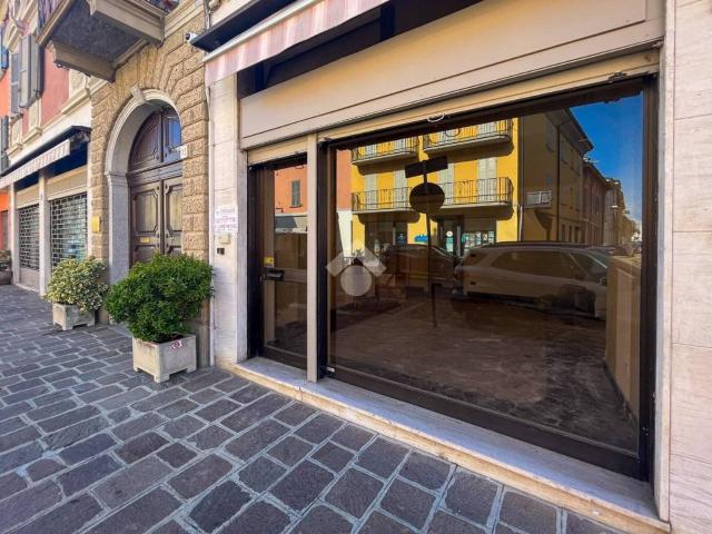 Locale Commerciale in affitto a Castelleone, Lombardia