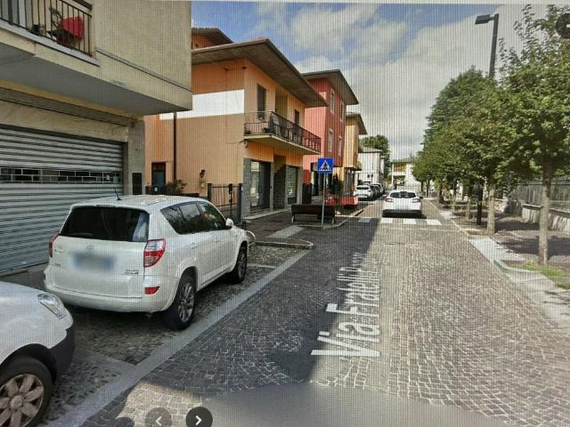 Locale Commerciale in affitto a Castelli Calepio, Lombardia