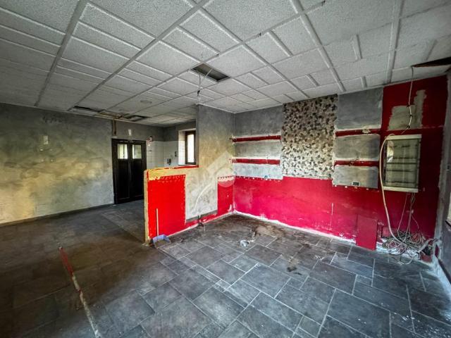 Locale Commerciale in affitto a Castello Di Brianza, Lombardia