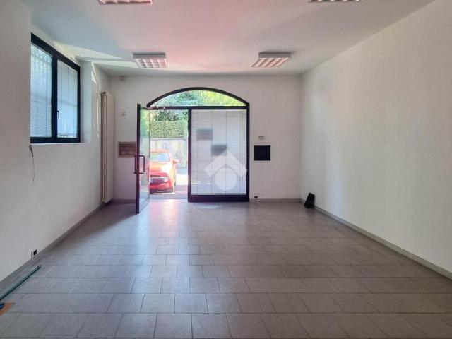Locale Commerciale in affitto a Castello di Brianza