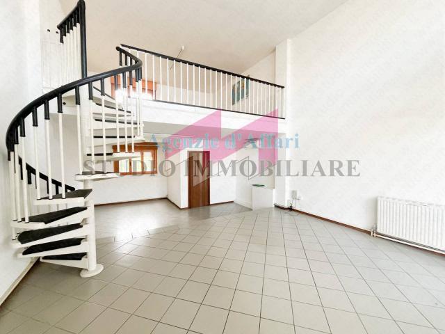 Locale Commerciale in affitto a Castelmassa, Veneto