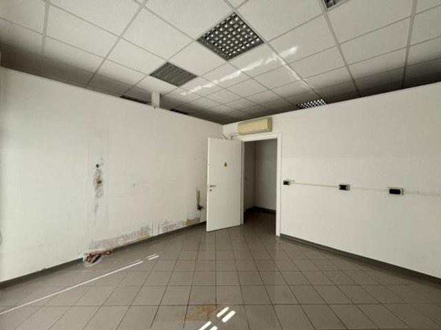 Locale Commerciale in affitto a Piemonte, Asti