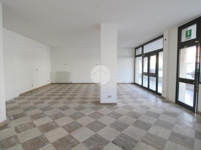 Locale Commerciale in affitto a Castrezzato, Lombardia