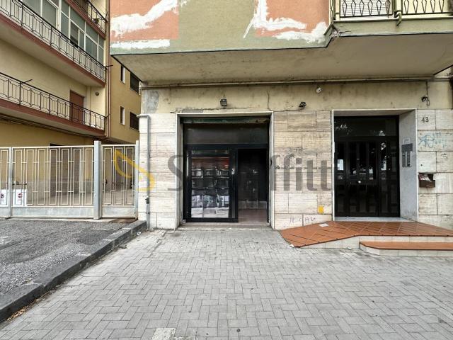 Locale Commerciale in affitto a Calabria, Catanzaro